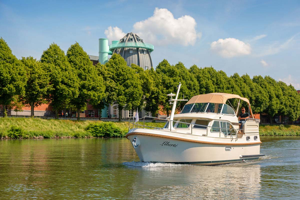 Schifffahrt auf der Maas vorbei am Bonnefantenmuseum in Maastricht