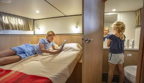 Naviguer sur un yacht à moteur : des vacances en toute sécurité dans sa propre bulle