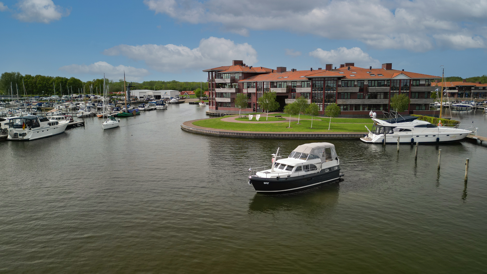 Luxury yacht charter in Flevoland